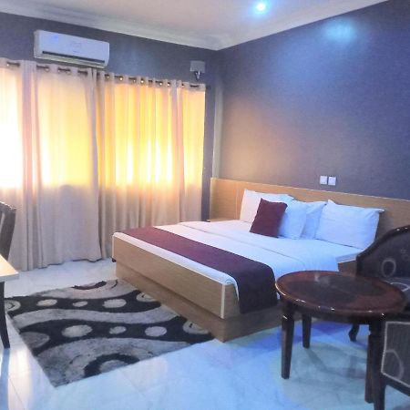 Fawzy Hotel Ібадан Екстер'єр фото