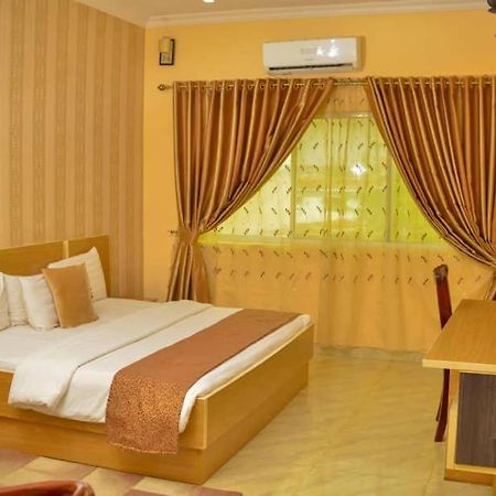 Fawzy Hotel Ібадан Екстер'єр фото