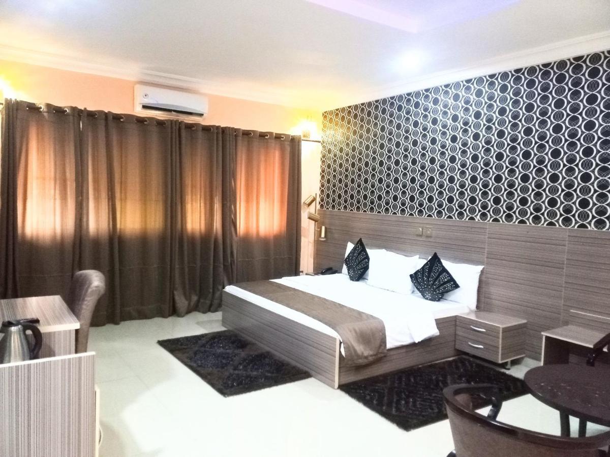 Fawzy Hotel Ібадан Екстер'єр фото
