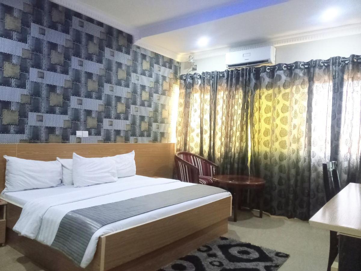 Fawzy Hotel Ібадан Екстер'єр фото