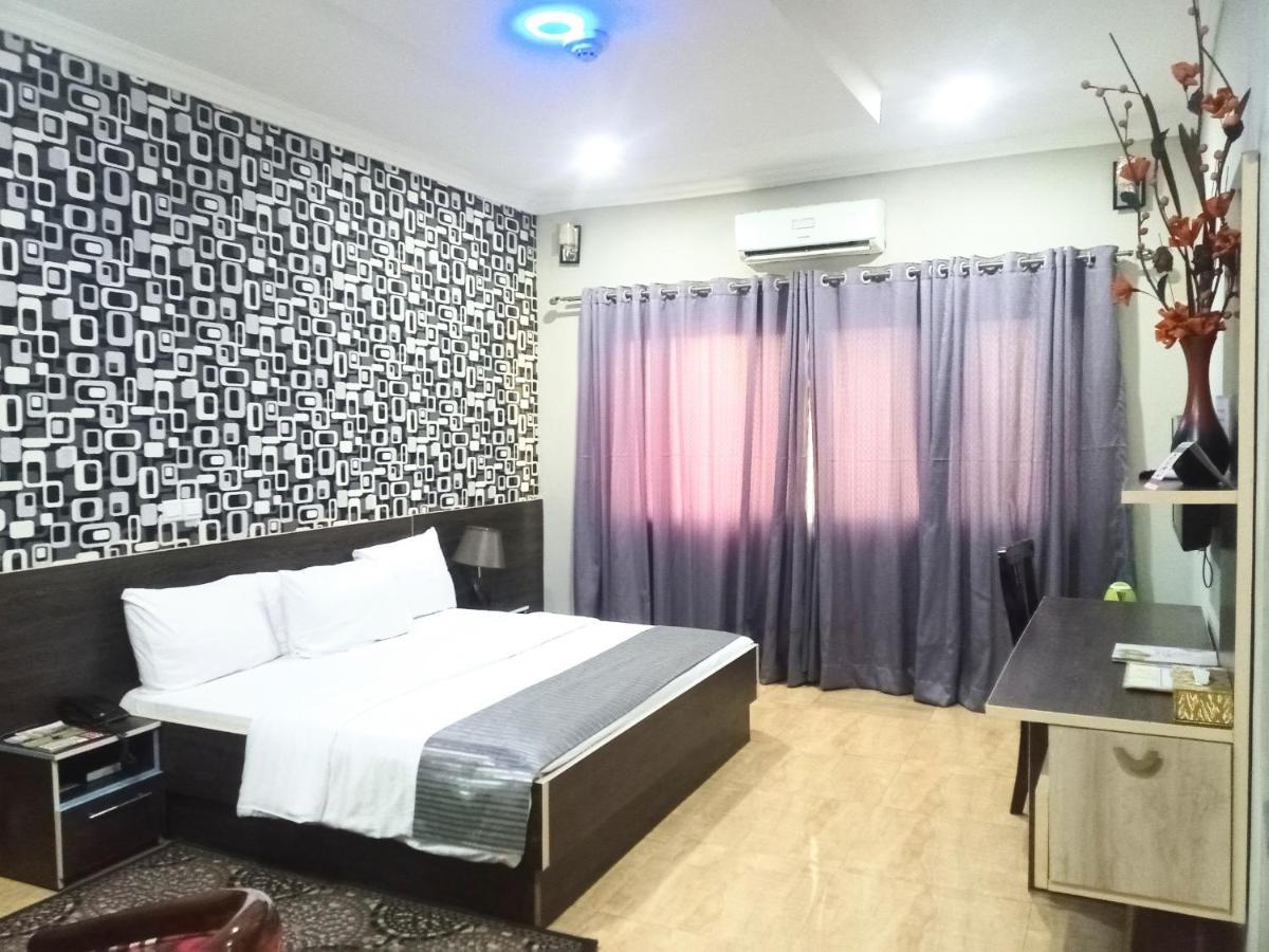 Fawzy Hotel Ібадан Екстер'єр фото