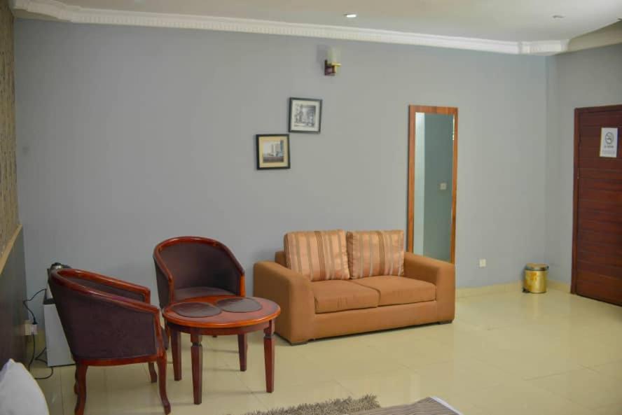Fawzy Hotel Ібадан Екстер'єр фото