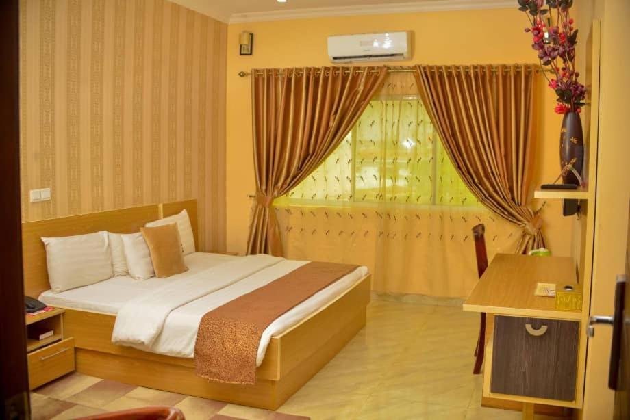 Fawzy Hotel Ібадан Екстер'єр фото