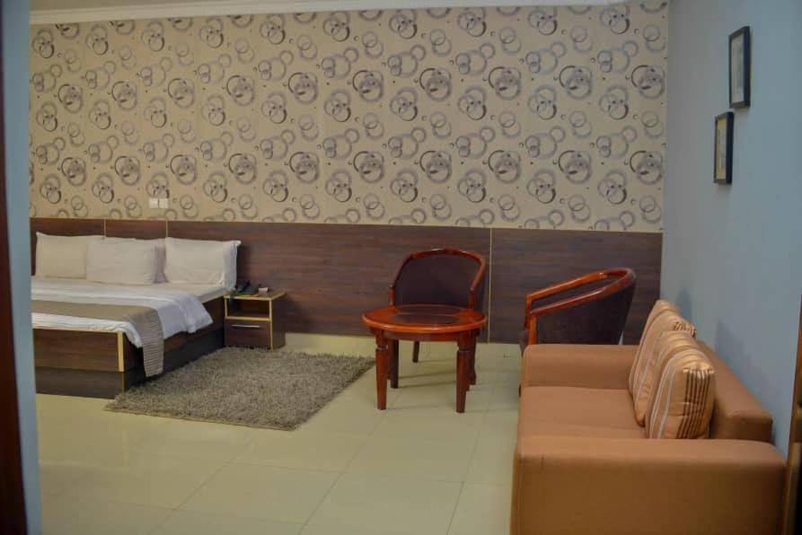 Fawzy Hotel Ібадан Екстер'єр фото