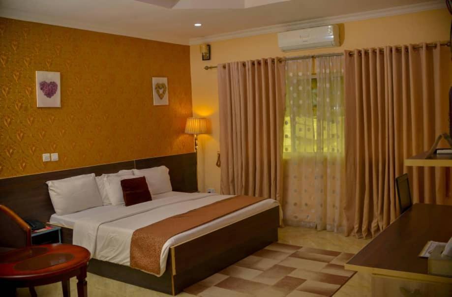 Fawzy Hotel Ібадан Екстер'єр фото