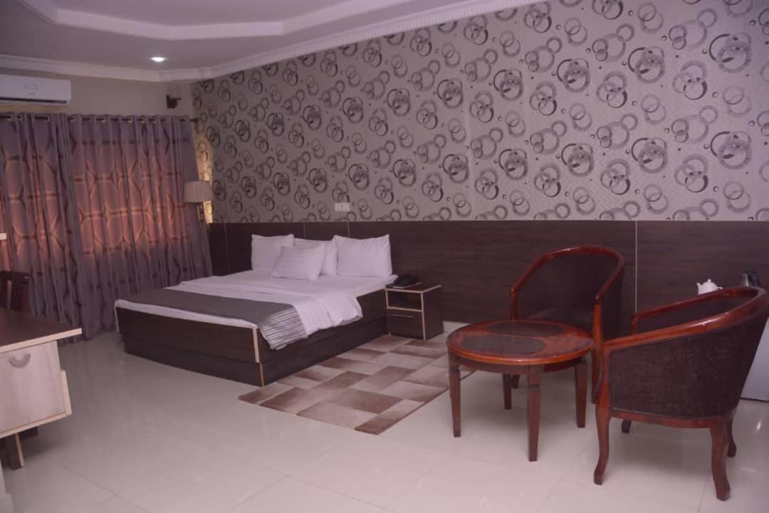 Fawzy Hotel Ібадан Екстер'єр фото