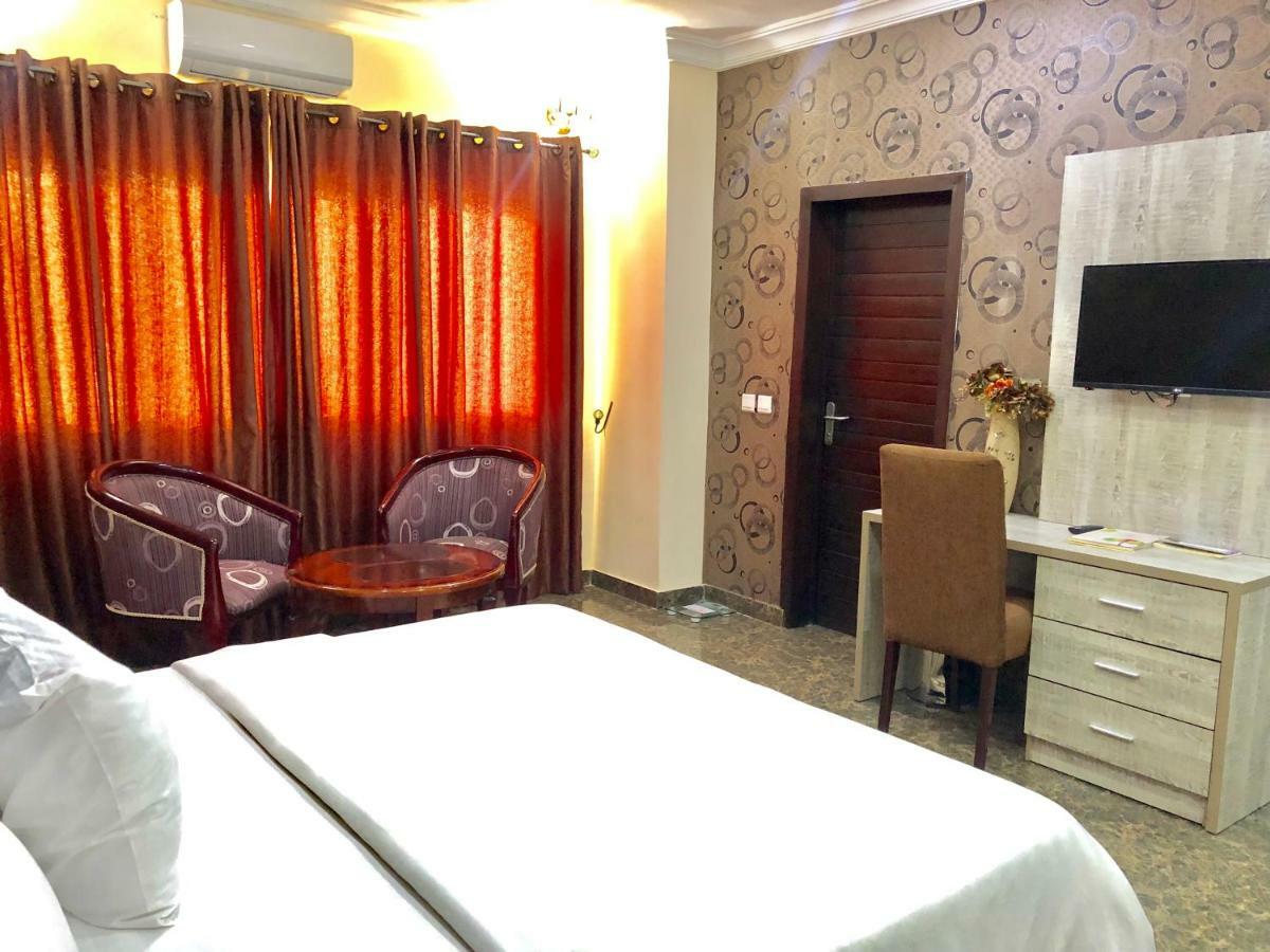 Fawzy Hotel Ібадан Екстер'єр фото